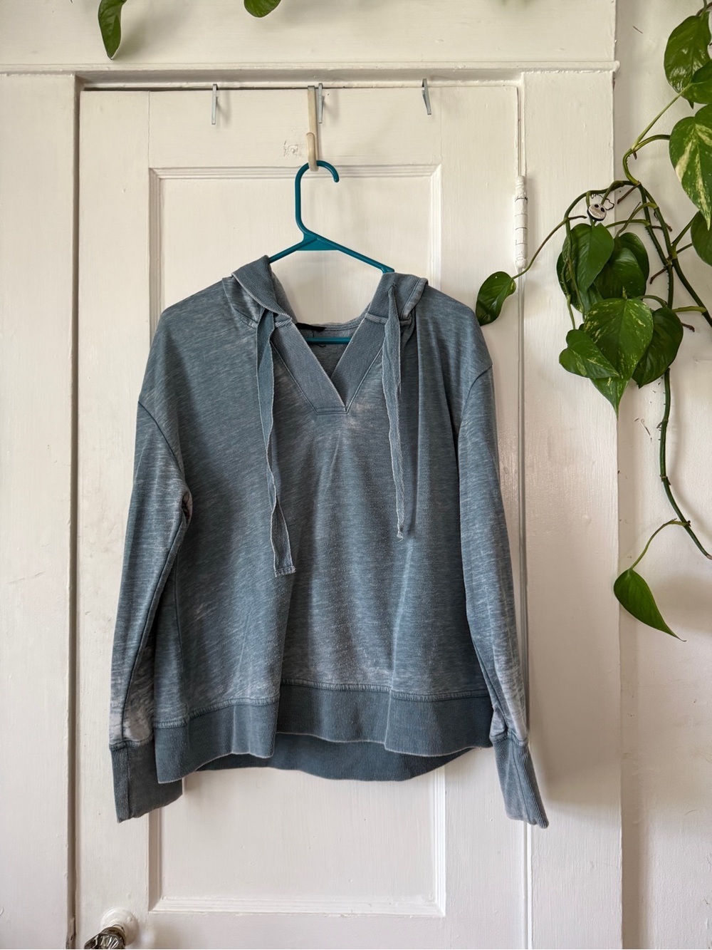 Jane & Delancey size M Relaxed V-Neck Hoodie Sweater in Slate Blue